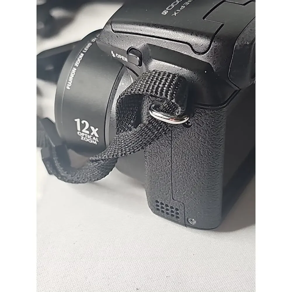 Fuji Fujifilm Finepix S1000 FD 10MP Digital Camera w/12x Zoom in Vanguard case